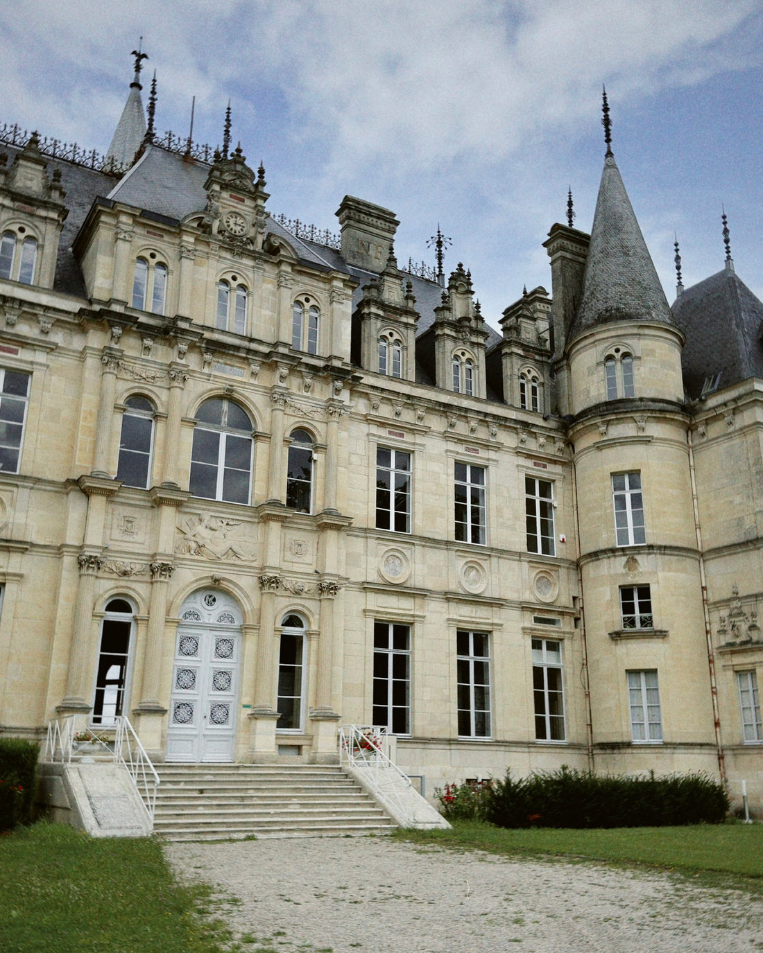 CHÂTEAU DE BOURSAULT — hrdina legend a příběhů