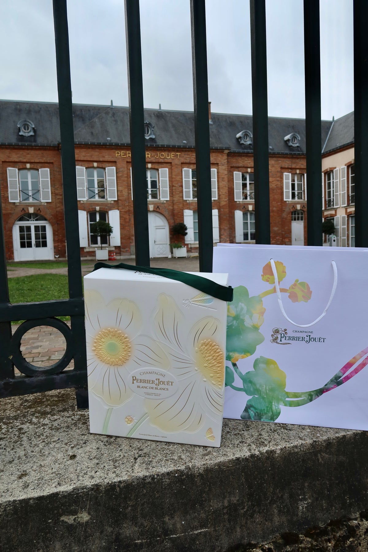 Perrier-Jouët Blanc de Blancs coffret 75 cL set s dvěmi flute skleničkami, gift bag — nový design