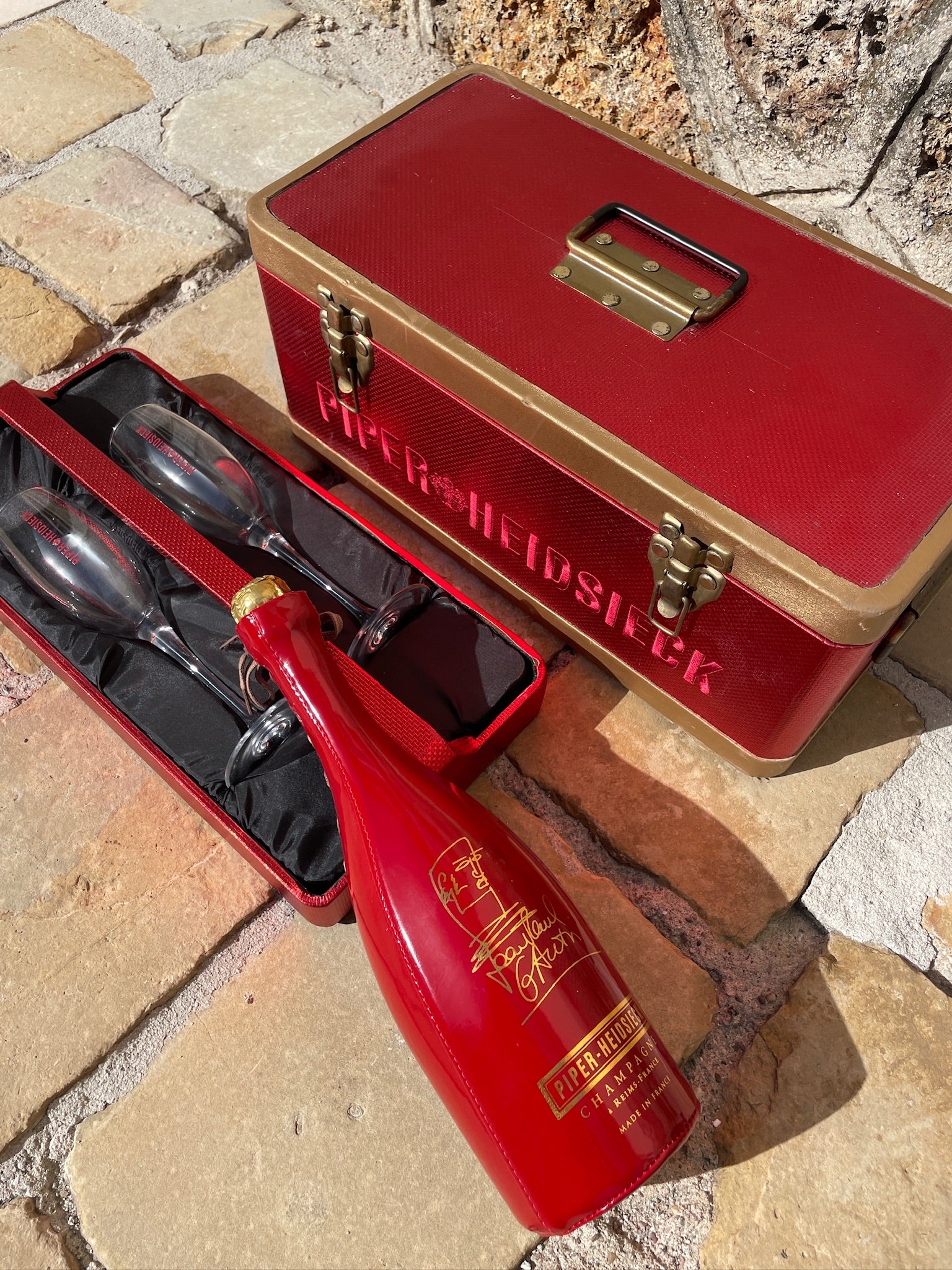 Piper-Heidsieck Jean Paul Gaultier Corset 1999 75 cL coffret – truhla 1970 se dvěmi skleničkami