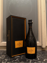 Načíst obrázek do prohlížeče Galerie, VEUVE CLICQUOT La Grande Dáme 2004 75 cL 12,5 %
