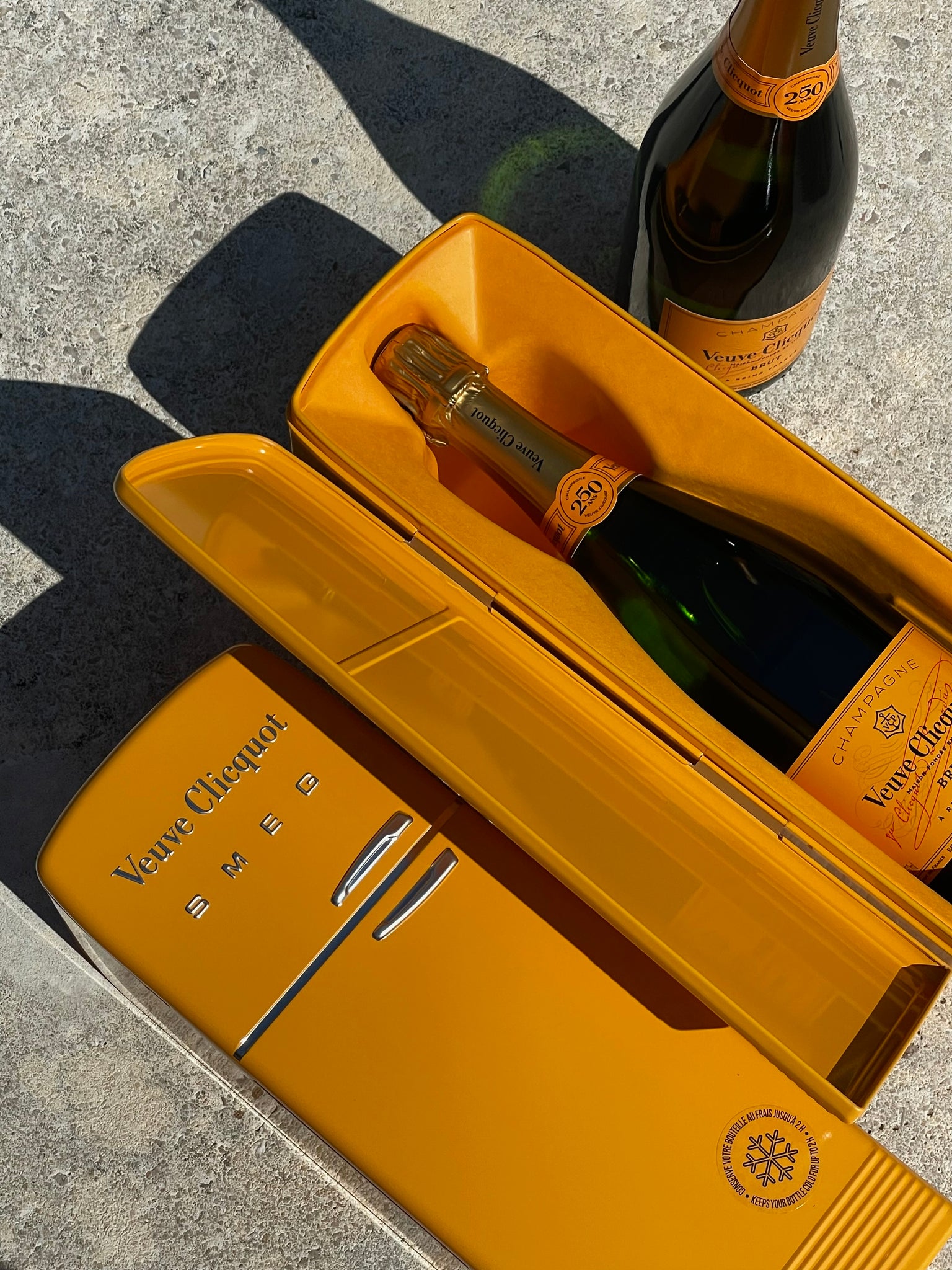 VEUVE CLICQUOT SOLAIRE CULTURE YELLOW LABEL BRUT FRIDGE X SMEG 75 cL 1